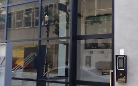 Studio Lindo; no centro em frente ao metrô!